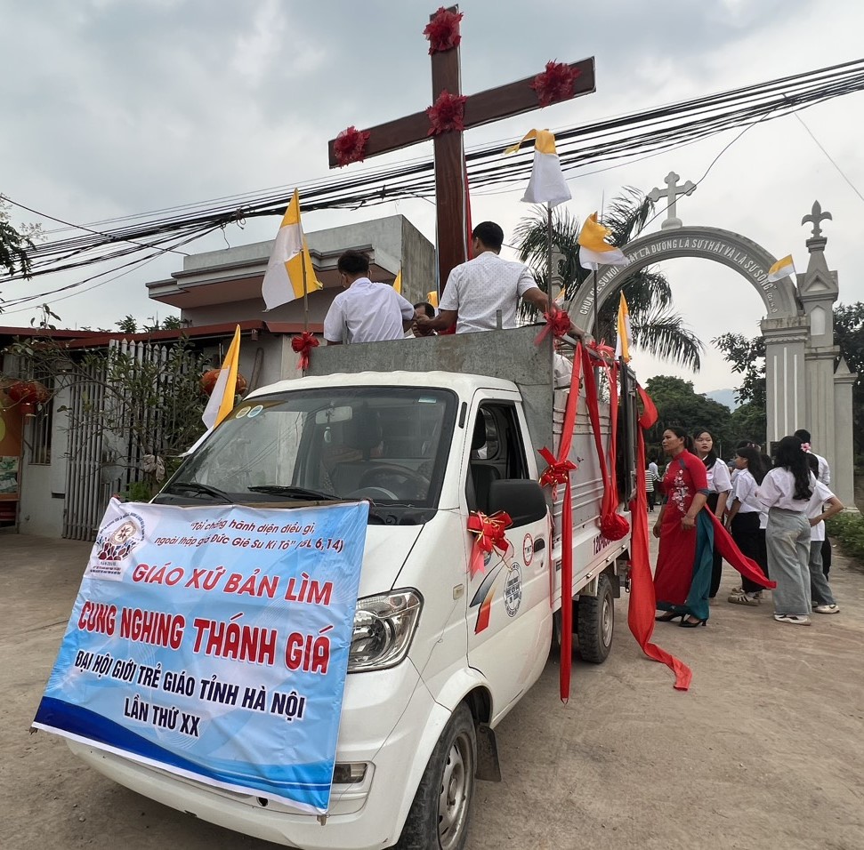 Giáo xứ Bản Lìm đón thánh giá Đại hội Giới trẻ giáo tỉnh miền bắc